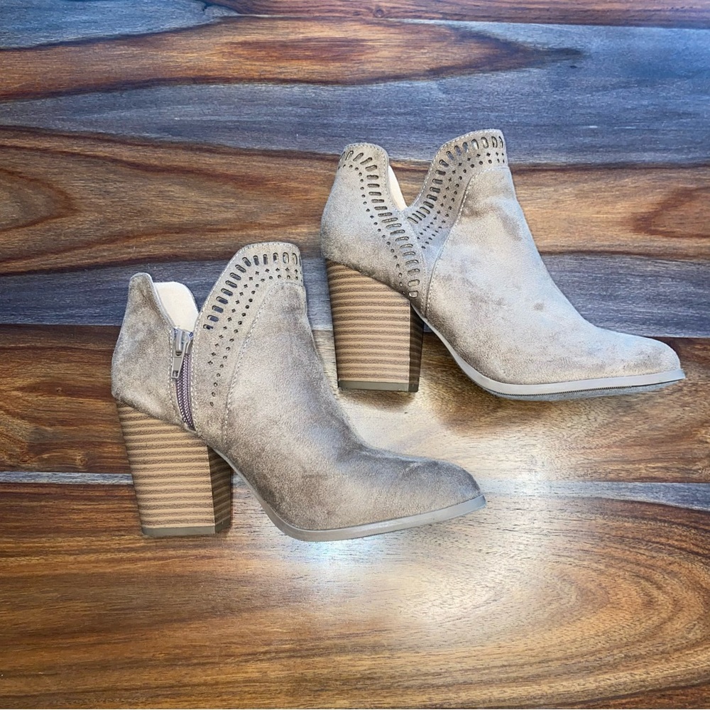 Cute Cutout Tan Ankle Boots Low Heeled Booties Faux Suede Women’s 5.5 regular